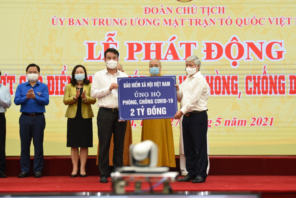 BHXH Việt Nam trao 2 tỷ đồng ủng hộ phòng chống dịch Covid-19