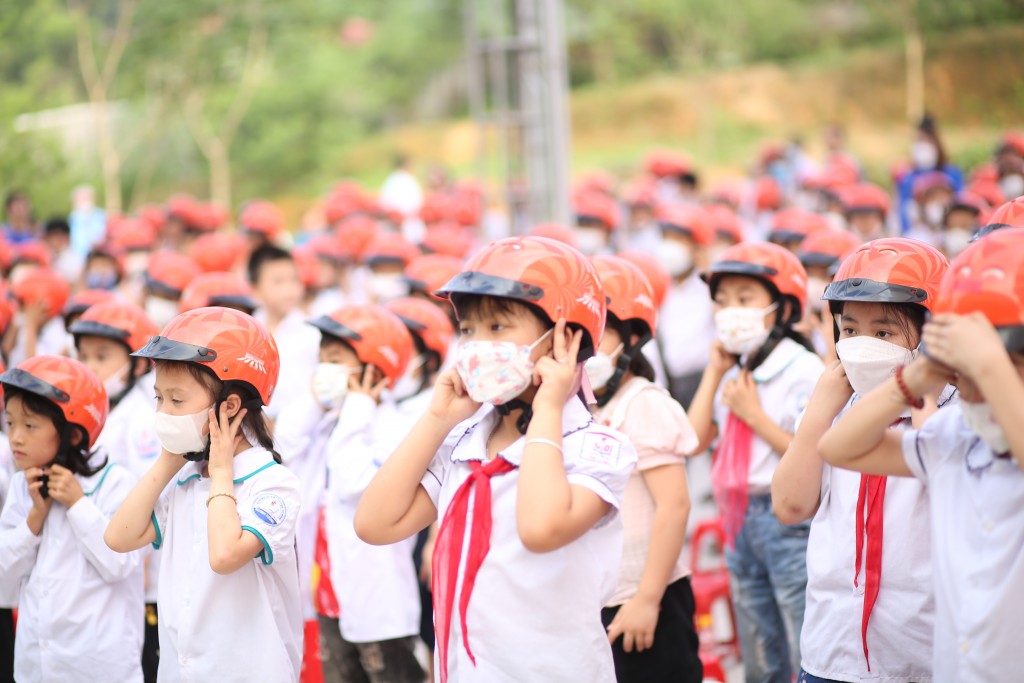 Đội mũ bảo hiểm đúng cách, hành trang an toàn cho em