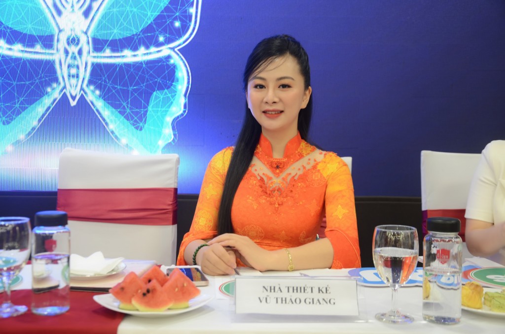 Nhà thiết kế Vũ Thảo Giang mang tình yêu áo dài đến với các bạn trẻ