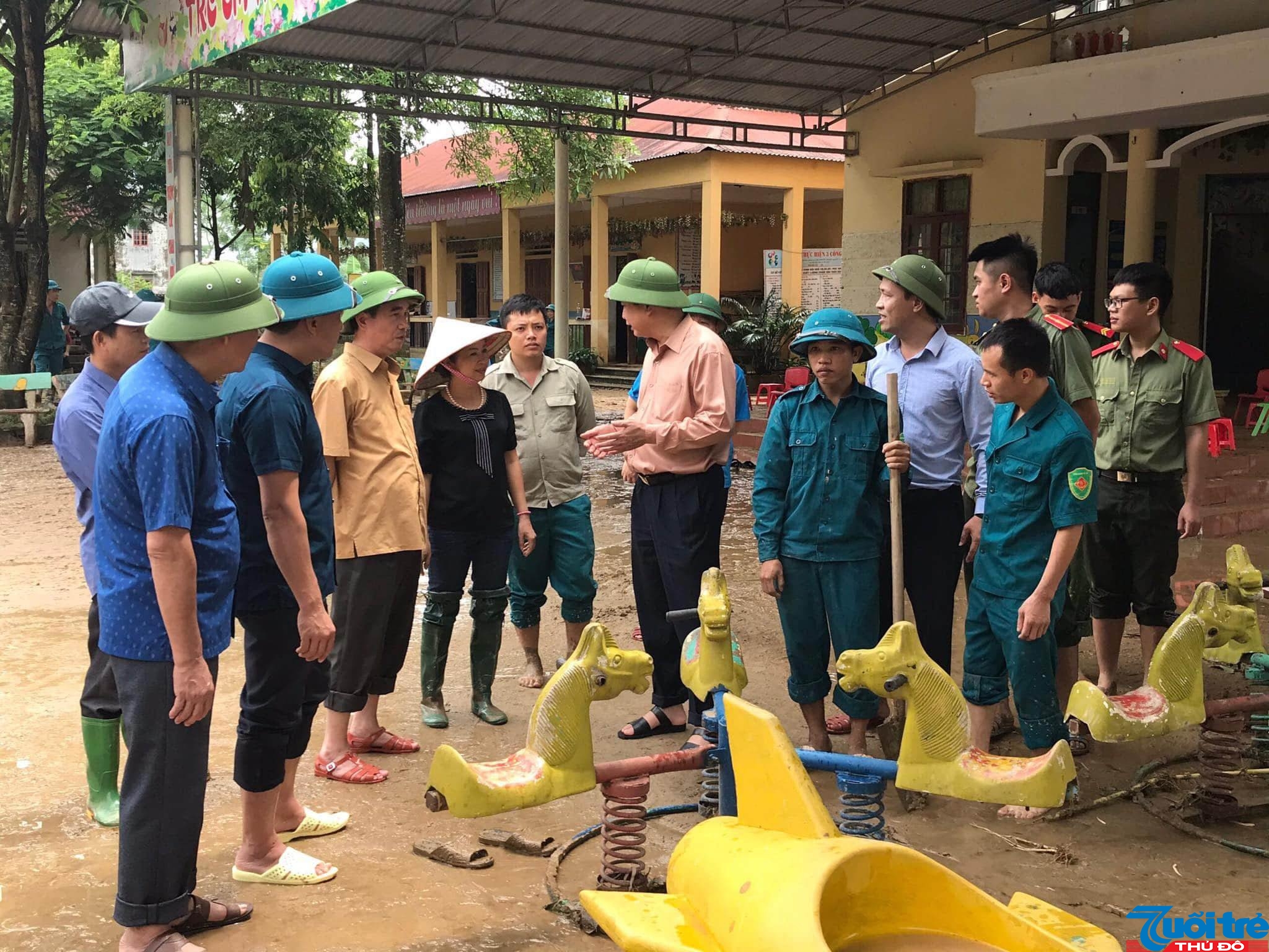 Ông Trần Quang Hoài, Tổng Cục trưởng Tổng cục Phòng chống thiên tai cùng các ngành chức năng, địa phương kiểm tra việc khắc phục hậu quả mưa lũ