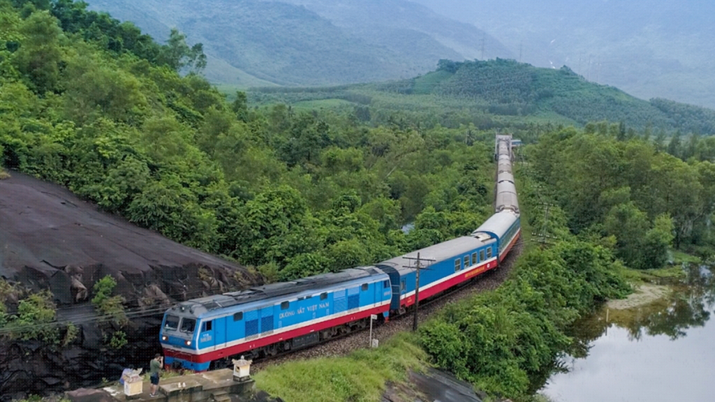 Đường sắt tạm ngừng bán vé cho hành khách đi và đến ga Hà Nội