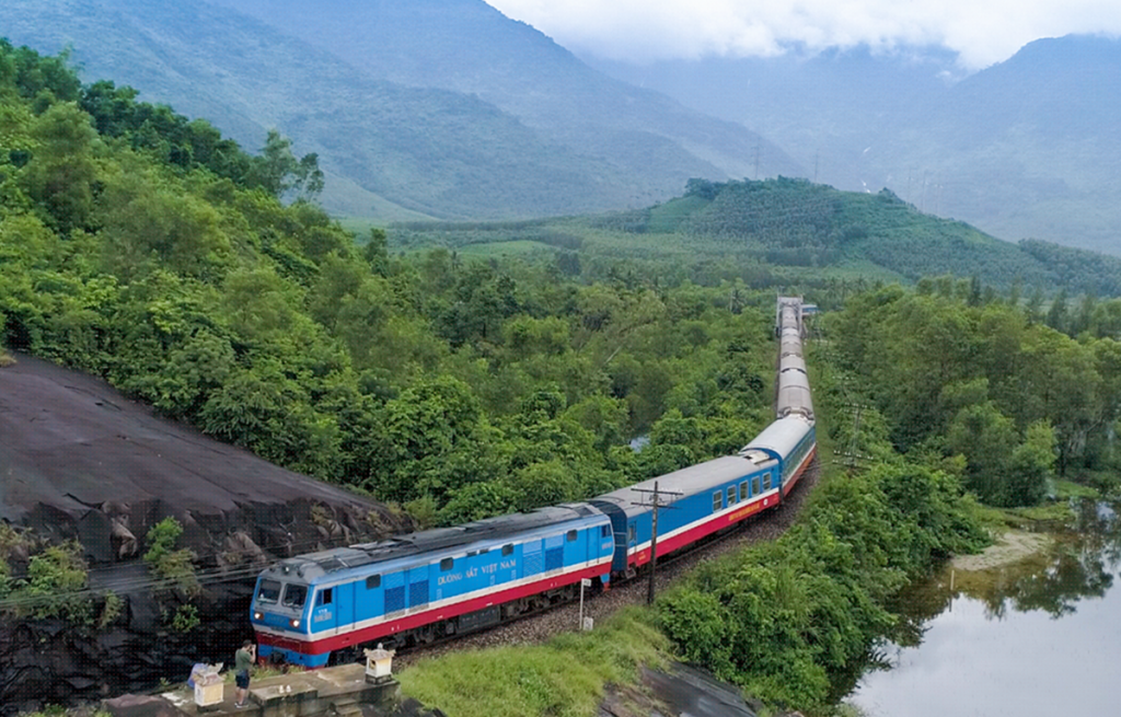 Đường sắt tạm ngừng bán vé cho hành khách đi và đến ga Hà Nội