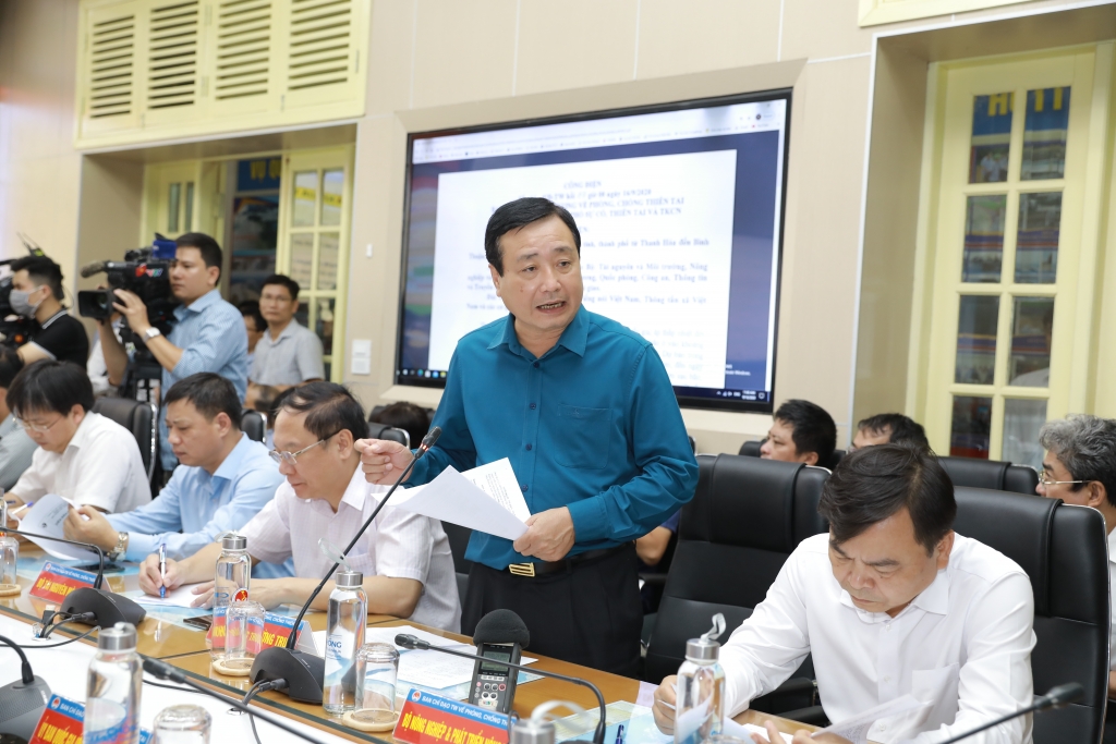 Bão số 5 đang di chuyển nhanh vào đất liền và tiếp tục mạnh lên Bão số 5 đang di chuyển nhanh vào đất liền và tiếp tục mạnh lên