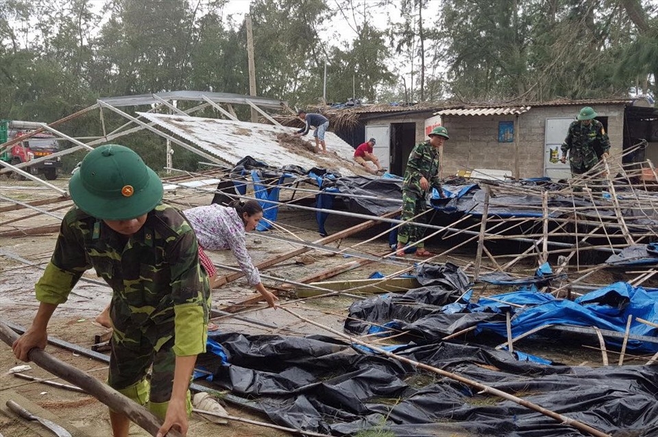 Bộ đội, dân quân tích cực giúp dân khắc phục hậu quả sau mưa bão