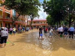 Bộ đội, dân quân tích cực giúp dân khắc phục hậu quả sau mưa bão
