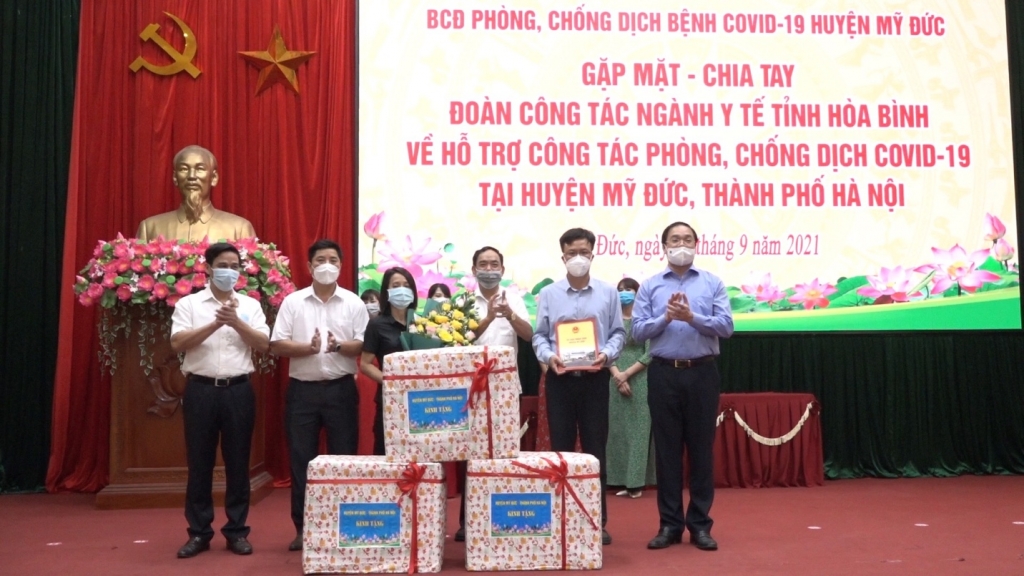 Huyện Mỹ Đức chia tay đoàn y, bác sĩ tỉnh Hòa Bình hỗ trợ chống dịch