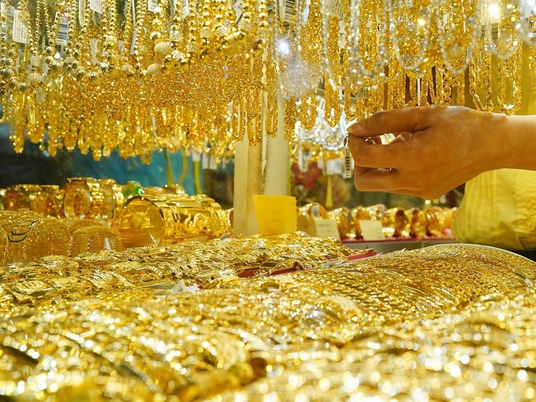 Giá vàng hôm nay 16/1: Giá vàng tiến sát mốc 57 triệu đồng/ lượng
