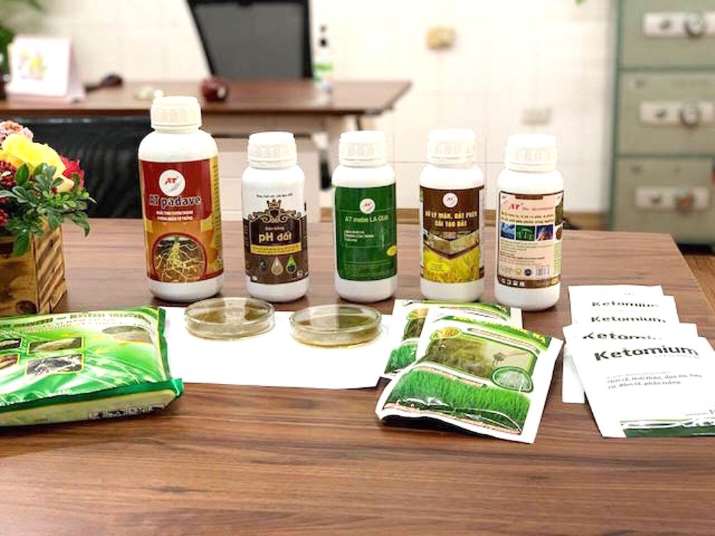 Chế phẩm sinh học biến gốc rơm rạ thành phân bón hữu cơ vi sinh