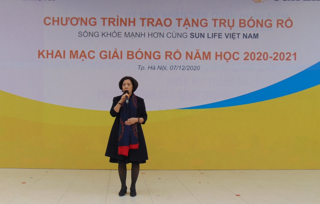 Sun Life trao tặng trụ bóng rổ cho học sinh trường Tiểu học Tràng An