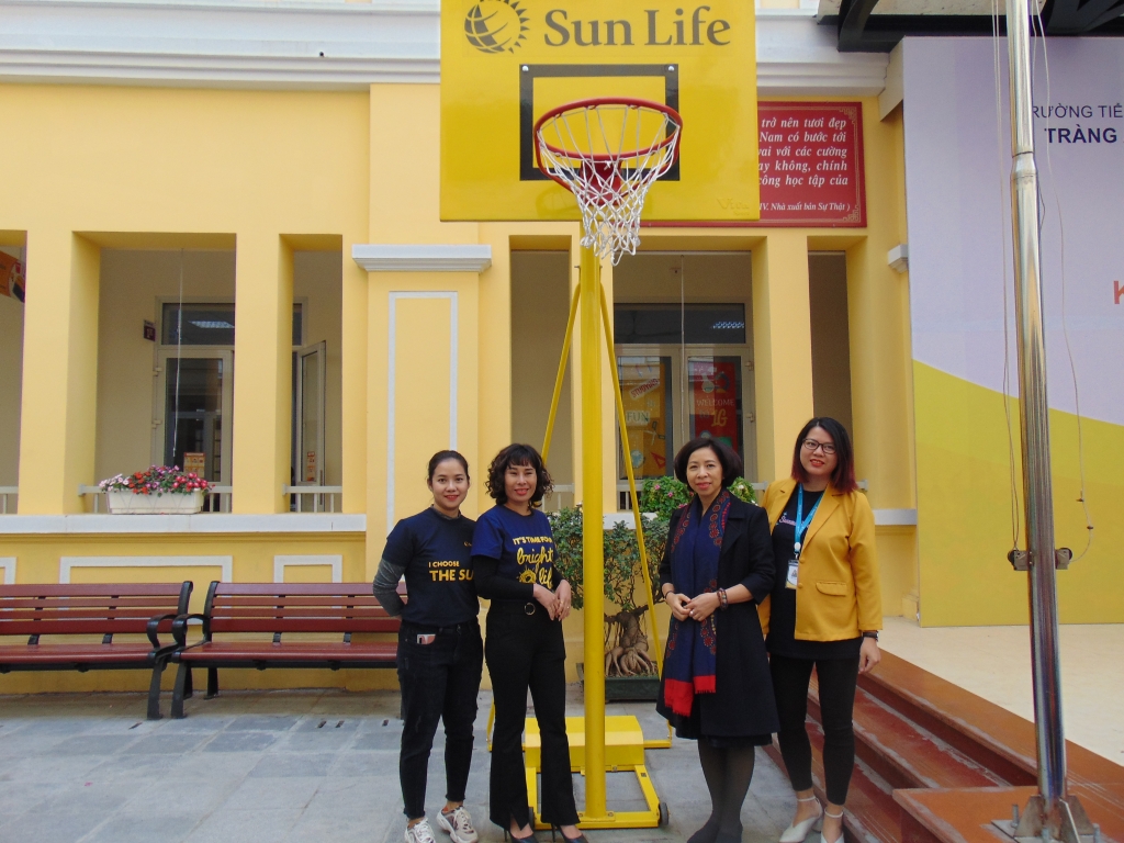 Sun Life trao tặng trụ bóng rổ cho học sinh trường Tiểu học Tràng An