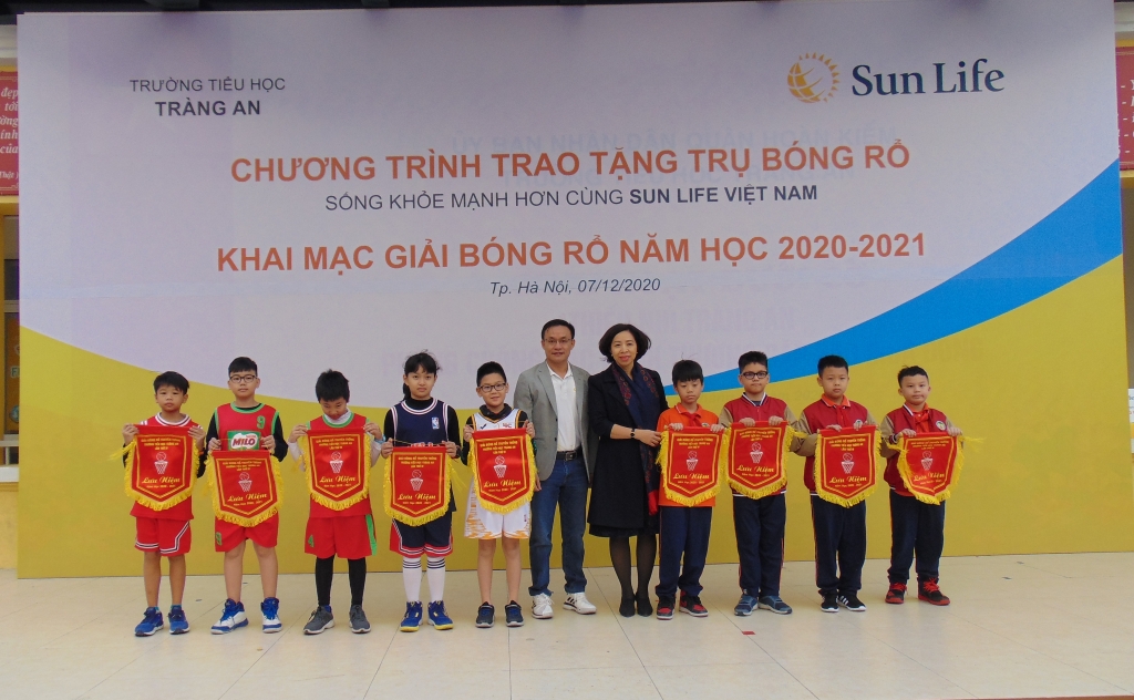 Sun Life trao tặng trụ bóng rổ cho học sinh trường Tiểu học Tràng An