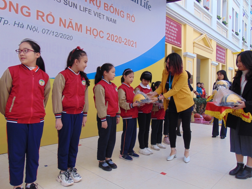 Sun Life trao tặng trụ bóng rổ cho học sinh trường Tiểu học Tràng An