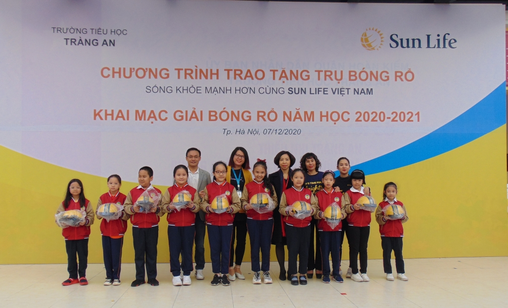 Sun Life trao tặng trụ bóng rổ cho học sinh trường Tiểu học Tràng An