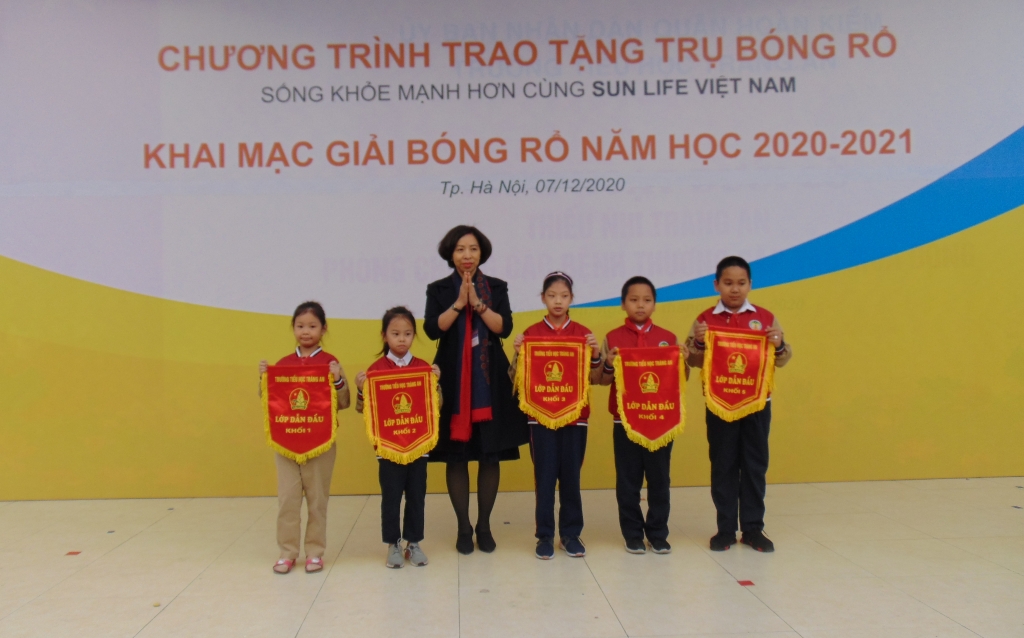 Sun Life trao tặng trụ bóng rổ cho học sinh trường Tiểu học Tràng An