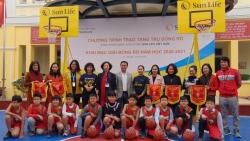 Sun Life trao tặng trụ bóng rổ cho học sinh trường Tiểu học Tràng An