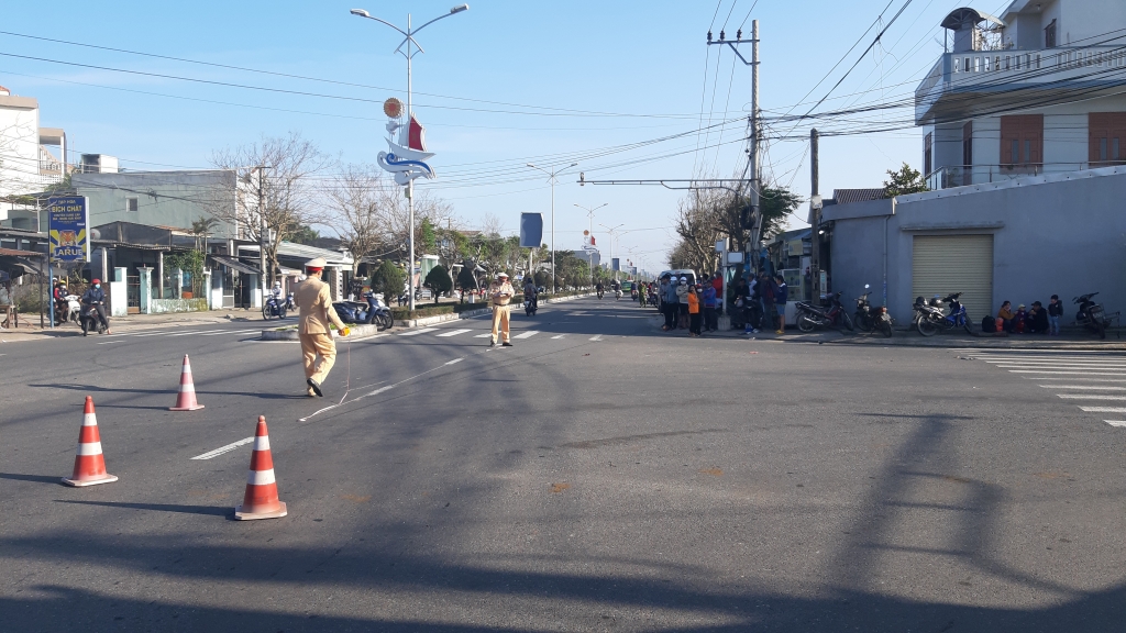Quảng Nam: Nam thanh niên bị ô tô chở khách tông, kéo lê hơn 35m tại Tỉnh lộ 603