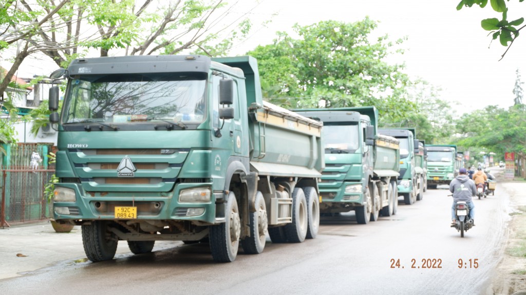 Quảng Nam: Người dân bức xúc chặn đoàn xe chở đất vào Dự án Cầu Hưng - Lai Nghi