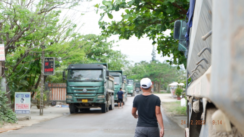 Quảng Nam: Doanh nghiệp gây ô nhiễm, người dân chặn hàng trăm xe tải tại tỉnh lộ 607B