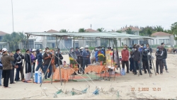 Thi hài các nạn nhân trong vụ chìm ca nô ở Quảng Nam được đưa về Hà Nội