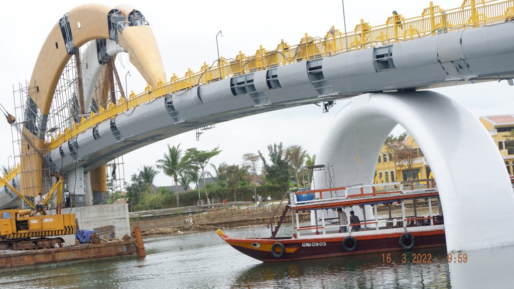 Quảng Nam: Cận cảnh "cầu bộ hành kỳ lạ" có tuổi thọ thiết kế đến 100 năm