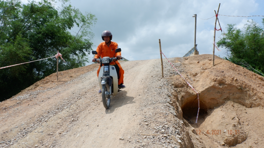 Quảng Nam: Người dân khốn khổ với cầu Trà Đình 34,6 tỷ đồng không có đường dẫn