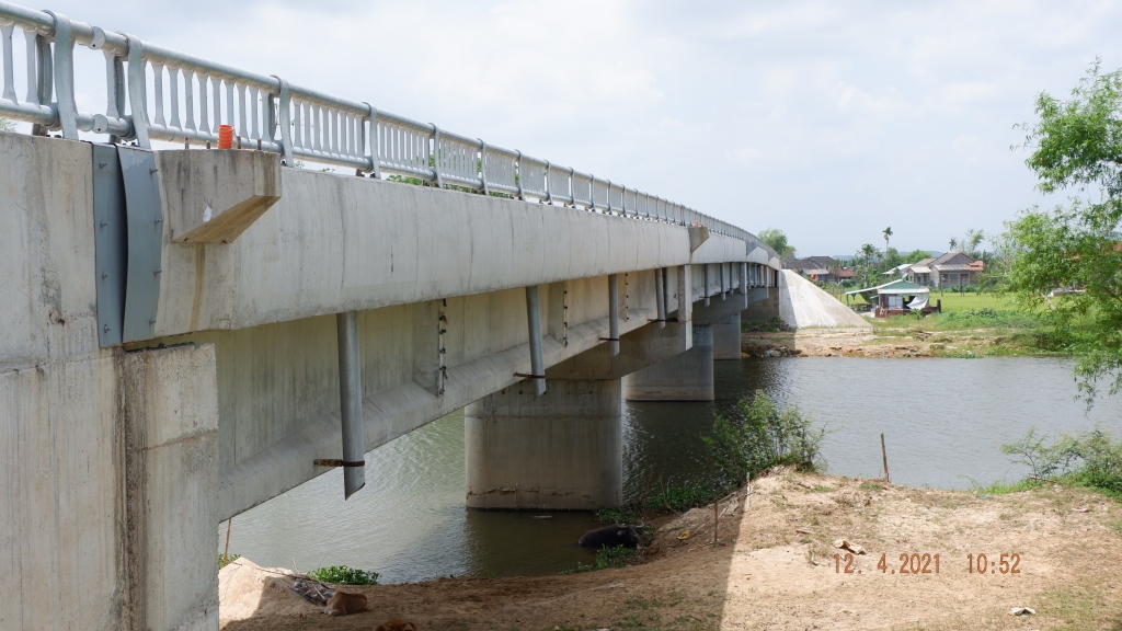 Quảng Nam: Người dân khốn khổ với cầu Trà Đình 34,6 tỷ đồng không có đường dẫn