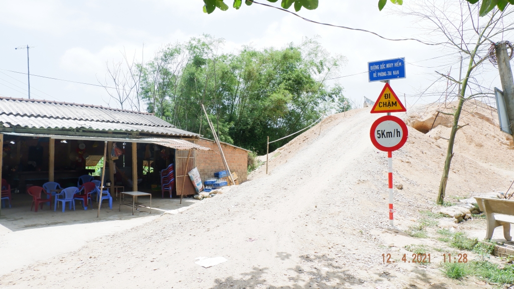 Quảng Nam: Người dân khốn khổ với cầu Trà Đình 34,6 tỷ đồng không có đường dẫn