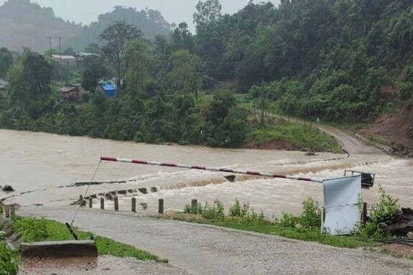 Quảng Trị: Mưa lớn kéo dài khiến khu dân cư, Quốc lộ 9 ở miền núi bị cô lập