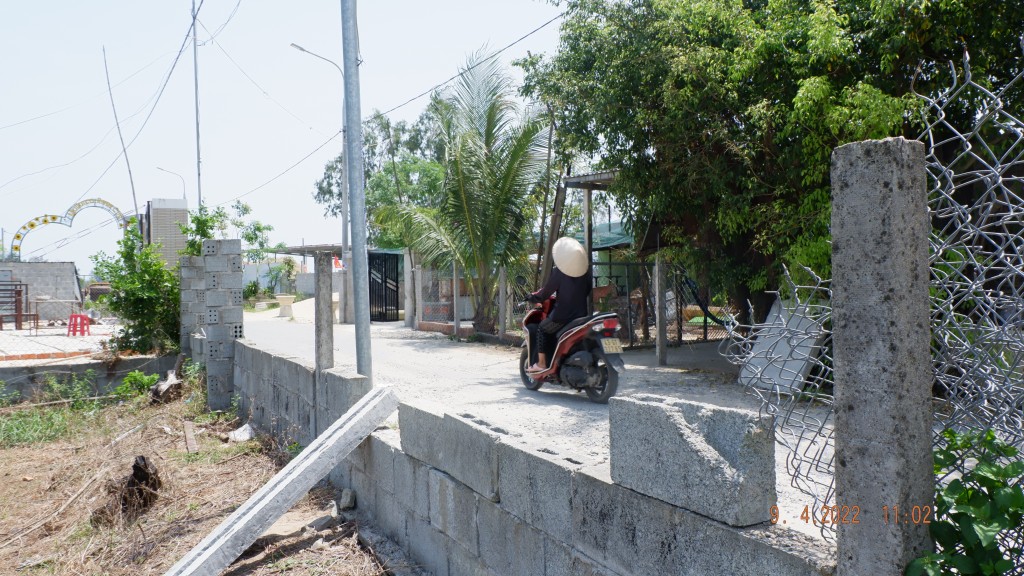 "Xã hội đen" bịt mặt mang trụ bê tông, xẻng kéo đến nhà dân đòi.. đất trên giấy