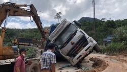 Quảng Trị: Lật xe tải chở sắn, đường vào cửa khẩu La Lay “kẹt cứng”