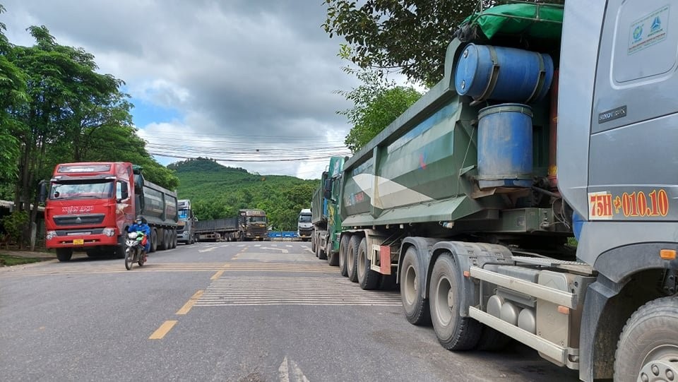 Quảng Trị: Lật xe tải chở sắn, đường vào cửa khẩu La Lay “kẹt cứng”