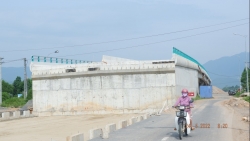 Cầu vượt phía Tây TP Đà Nẵng đã thi công xong nhưng không có đường dẫn
