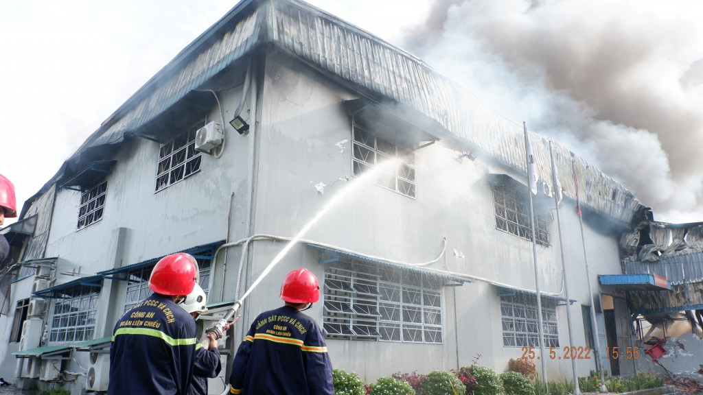 Quảng Nam: Cháy lớn, hàng trăm công nhân tháo chạy khỏi Công ty may Woochang Việt Nam Quảng Nam: Cháy lớn, hàng trăm công nhân tháo chạy khỏi Công ty may Woochang Việt Nam