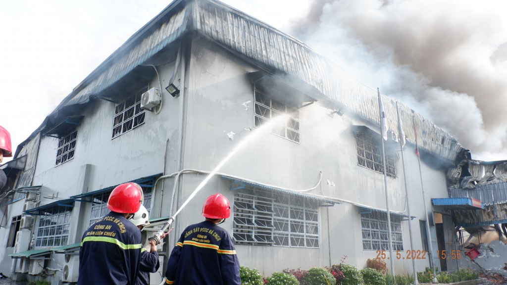 Quảng Nam: Cháy lớn, hàng trăm công nhân tháo chạy khỏi Công ty may Woochang Việt Nam