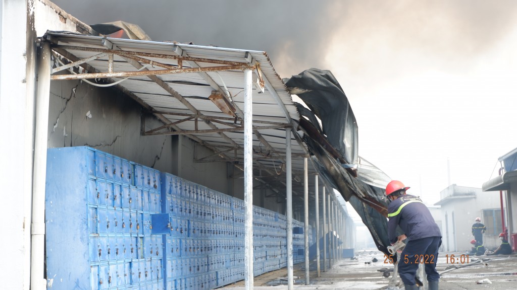 Quảng Nam: Cháy lớn, hàng trăm công nhân tháo chạy khỏi Công ty may Woochang Việt Nam