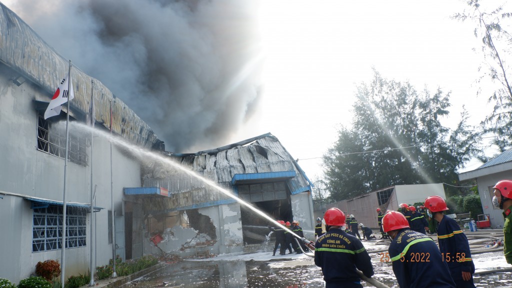 Quảng Nam: Cháy lớn, hàng trăm công nhân tháo chạy khỏi Công ty may Woochang Việt Nam