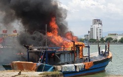 Hai tàu cá bất ngờ bị cháy trụi trên sông Hàn