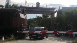 Quảng Nam: Ô tô bị tàu hỏa tông khi cố băng qua đường ray