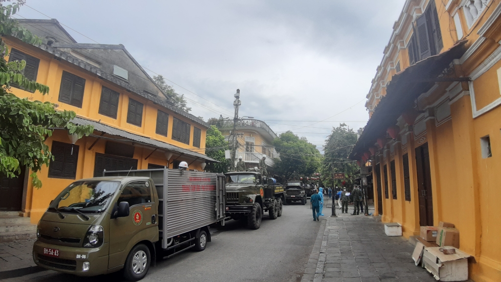 binh chung hoa hoc phun thuoc khu trung toan bo pho co hoi an