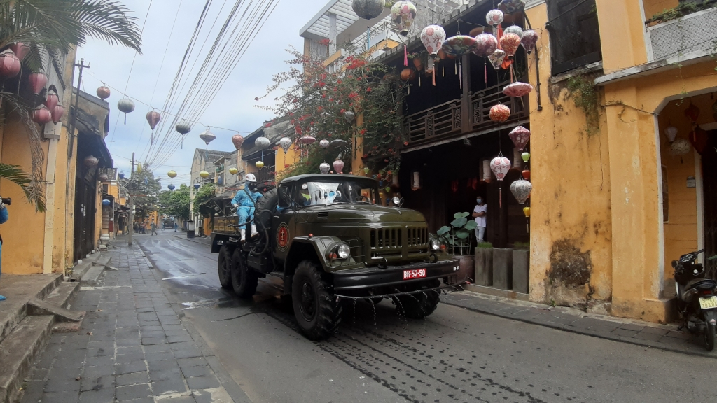 binh chung hoa hoc phun thuoc khu trung toan bo pho co hoi an