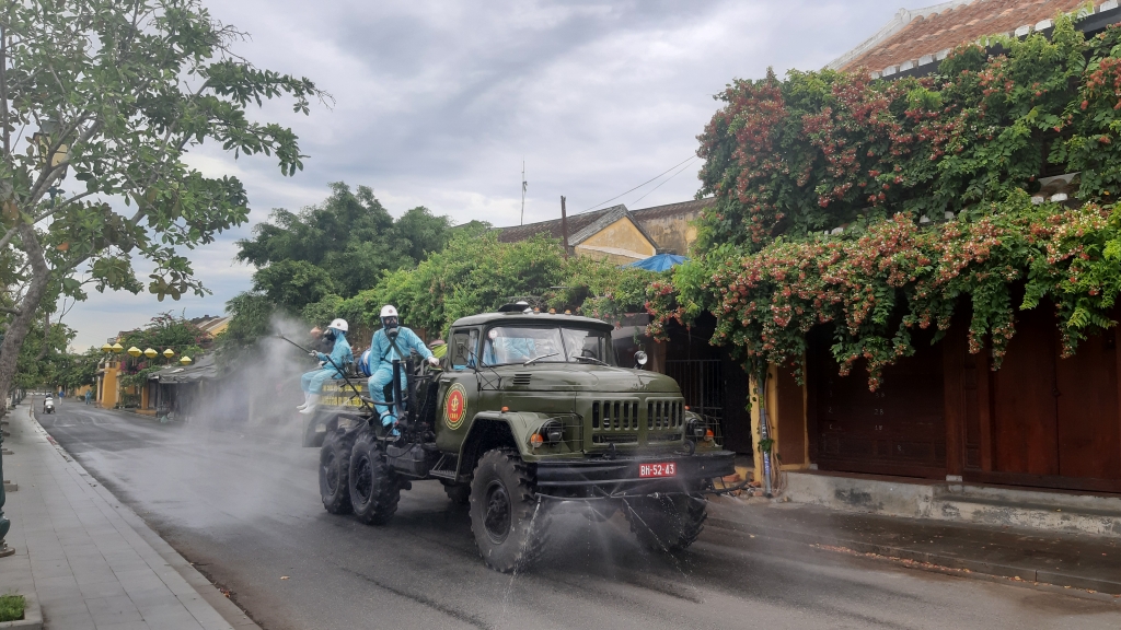 binh chung hoa hoc phun thuoc khu trung toan bo pho co hoi an