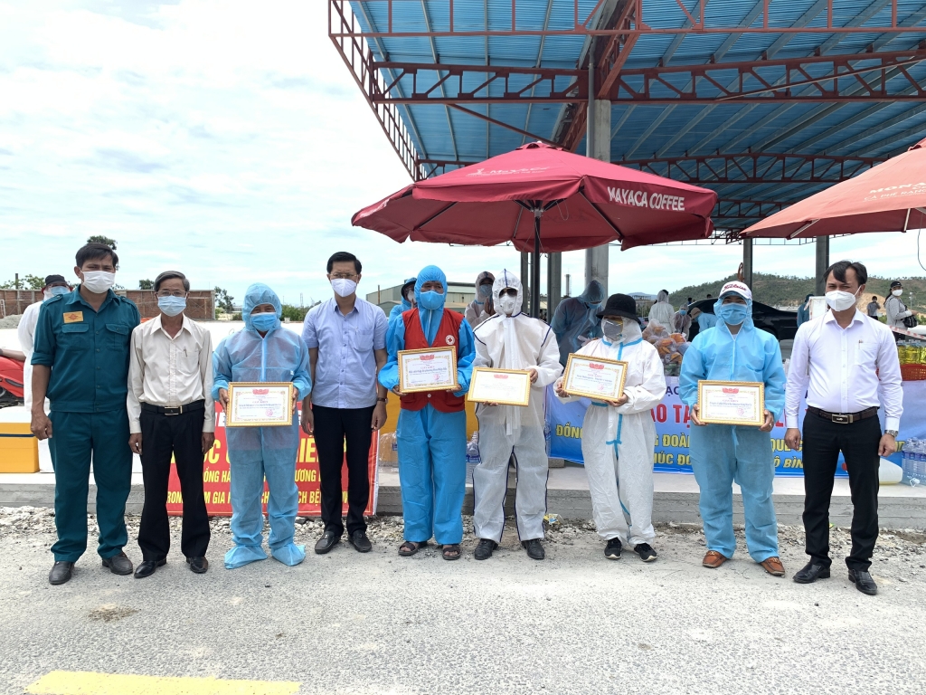Đà Nẵng: Khen thưởng 5 nhóm thiện nguyện hỗ trợ người từ TP HCM về quê