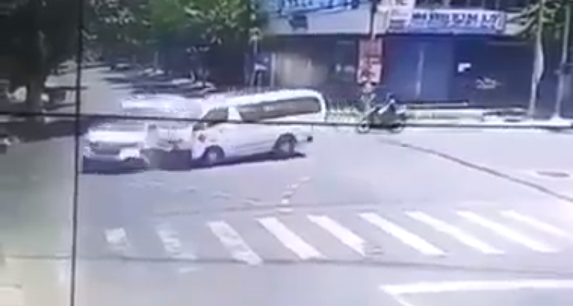 Đà Nẵng: Hai xe cấp cứu tông nhau, một F0 tử vong
