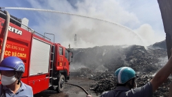 Quảng Nam: Bãi rác 100 ngàn tấn bốc cháy dữ dội, đe dọa đường điện cao thế