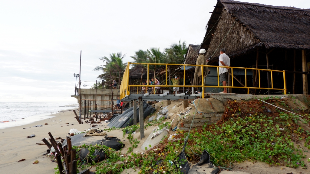 Bờ biển Cửa Đạt sạt lở kinh hoàng nhiều khu Resort có nguy cơ bị trôi tụt ra biển