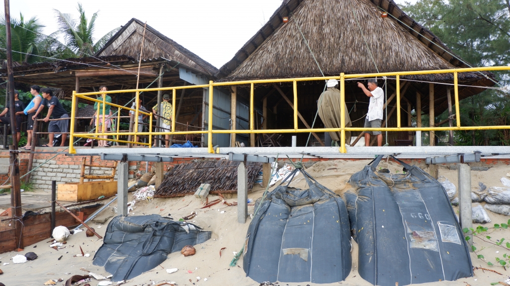 Bờ biển Cửa Đạt sạt lở kinh hoàng nhiều khu Resort có nguy cơ bị trôi tụt ra biển