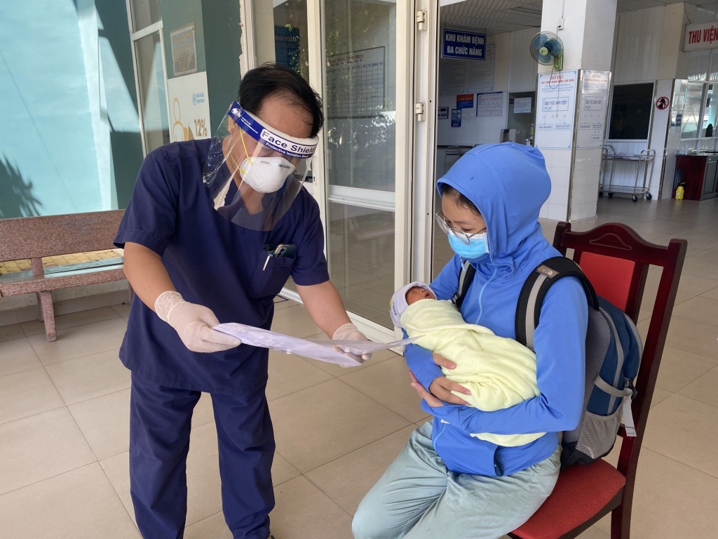 Đà Nẵng: Bé trai sơ sinh bị ngạt thở, có mẹ mắc Covid-19 được xuất viện
