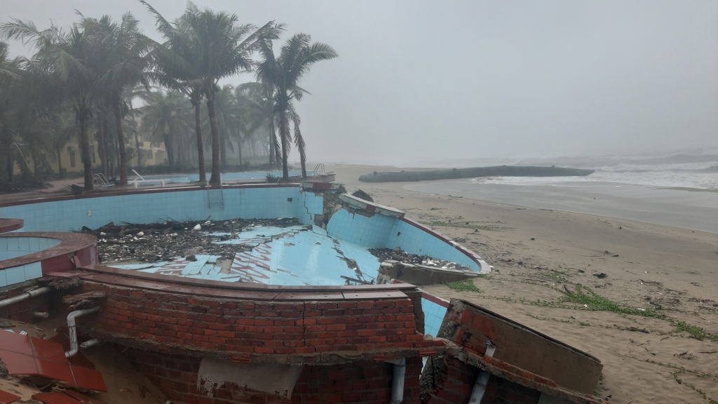 Quảng Nam: Cận cảnh những công trình triệu đô hoang tàn bên bờ biển Cửa Đại