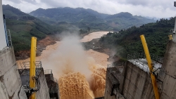 Quảng Nam: Thủy điện Đăk Mi 4 đang xả lũ, khu vực miền núi sạt lở nặng