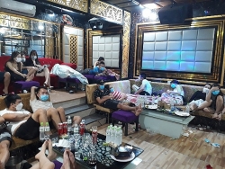 Quảng Nam: 53 "nam thanh nữ tú" phê ma túy trong quán karaoke Luxury